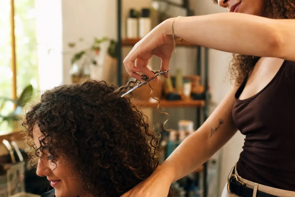 Corte en seco para pelo rizado: qué es y por qué cambia todo