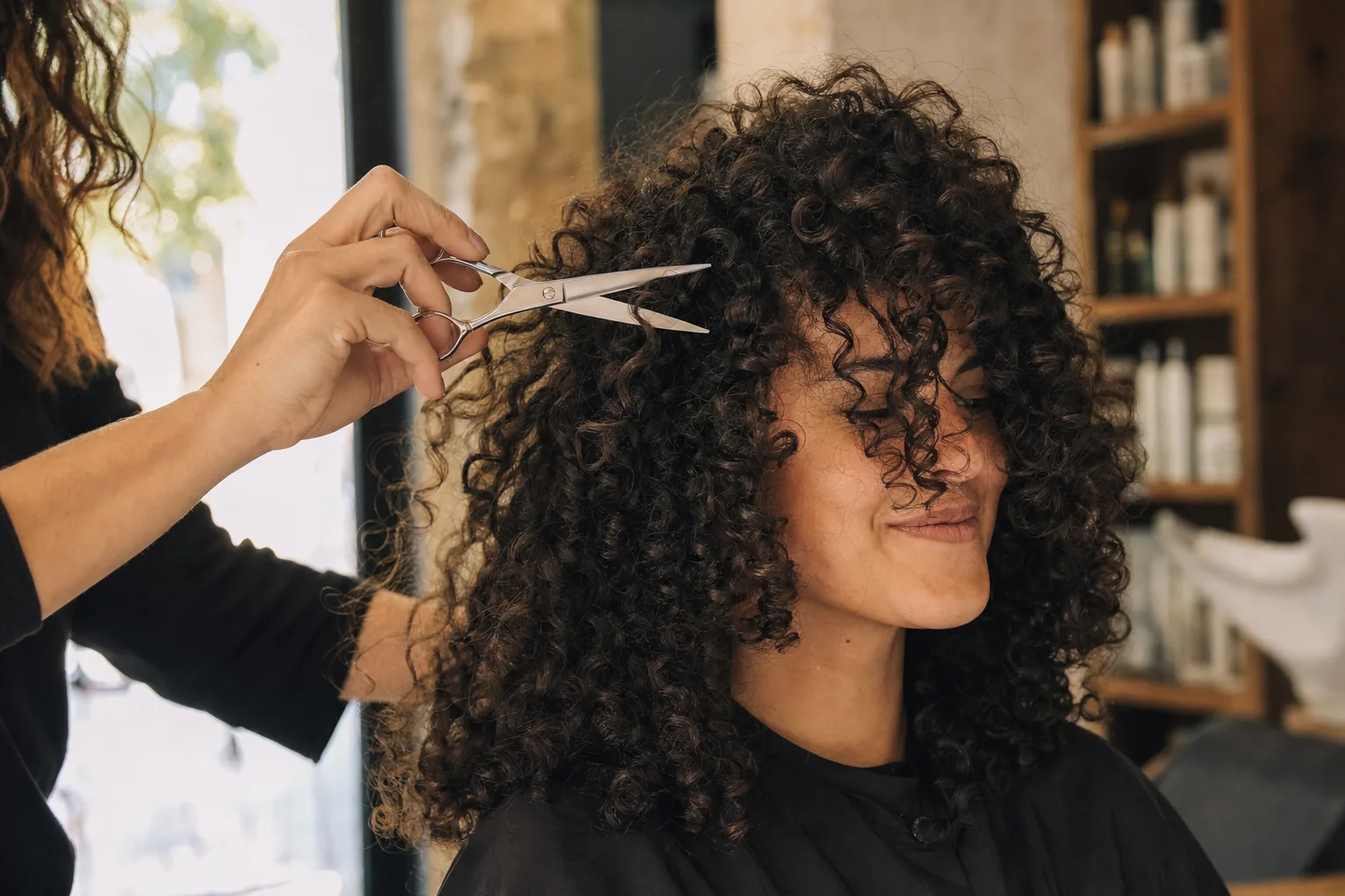 Corte en seco para pelo rizado: qué es y por qué cambia todo