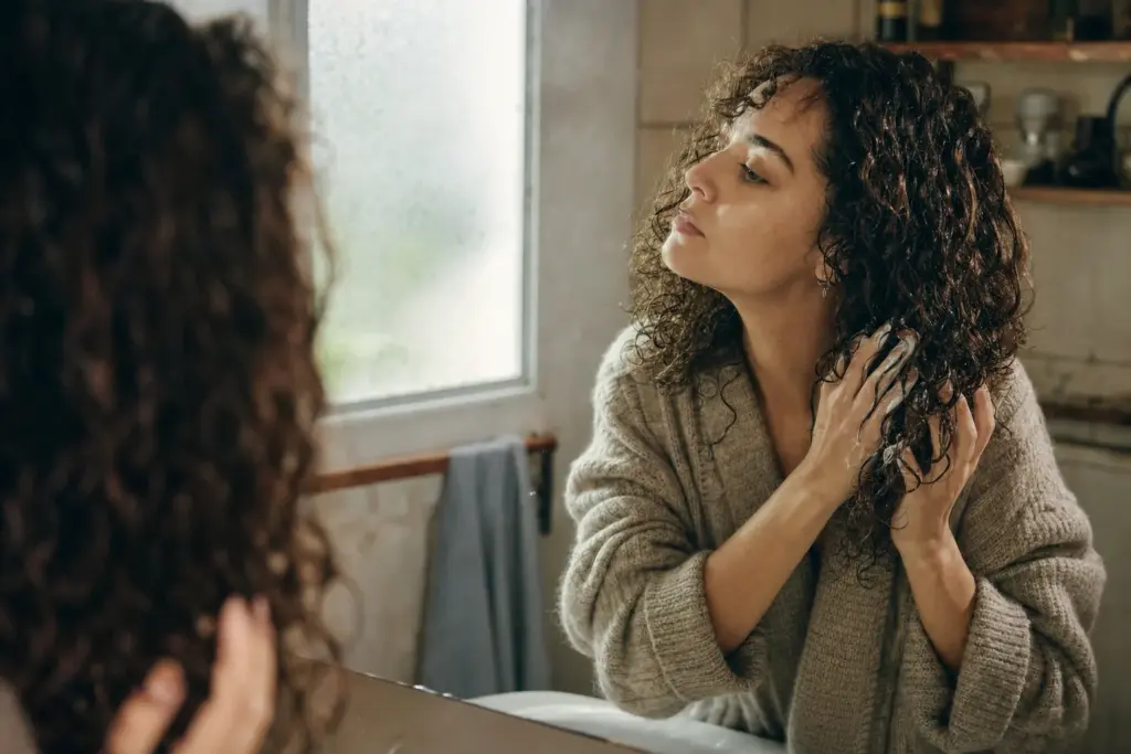Pelo rizado en invierno: guía práctica contra el frizz y la sequedad