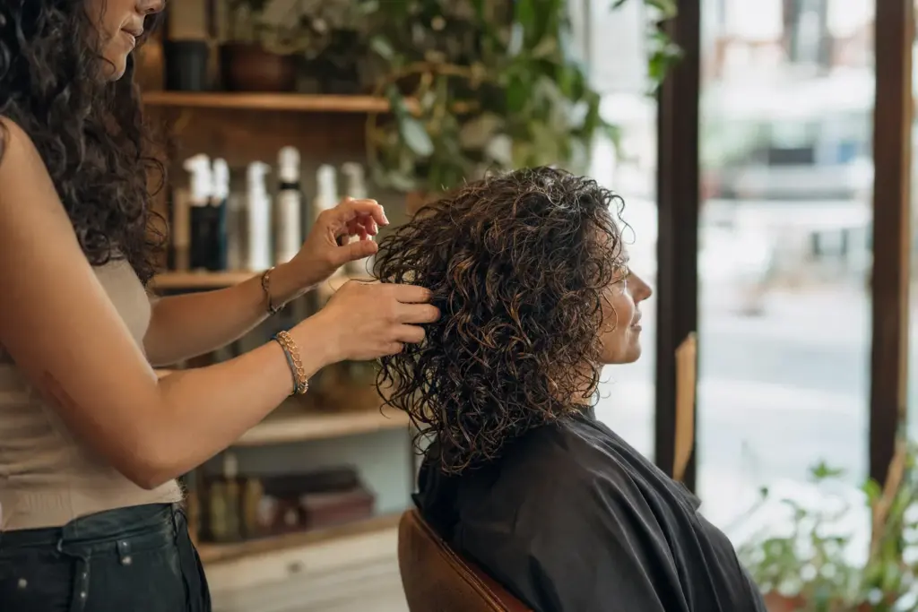Peluquería especializada en rizos en Madrid: qué esperar