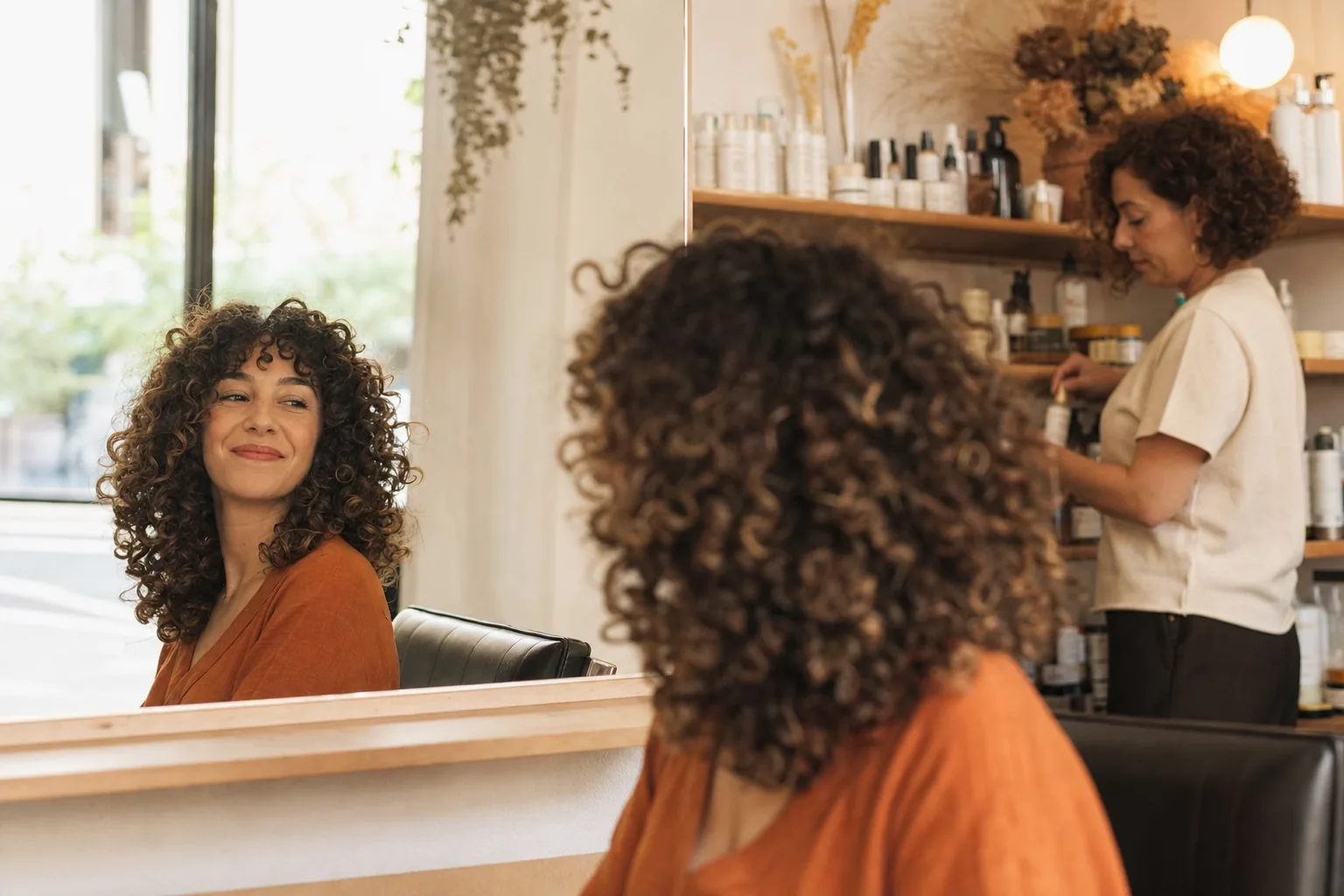 Peluquería especializada en rizos en Madrid: qué esperar